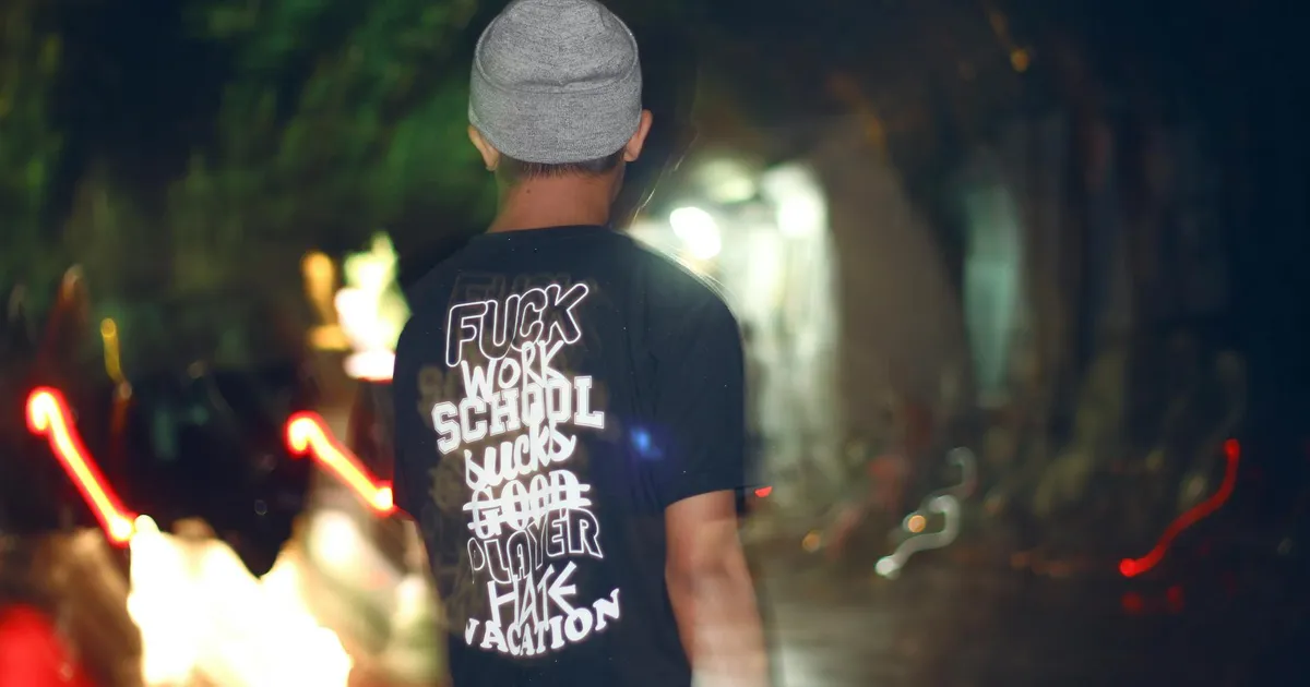 Ilustrasi artikel: Jasa Sablon Discharge Kaos Warna Gelap di Jawa Timur