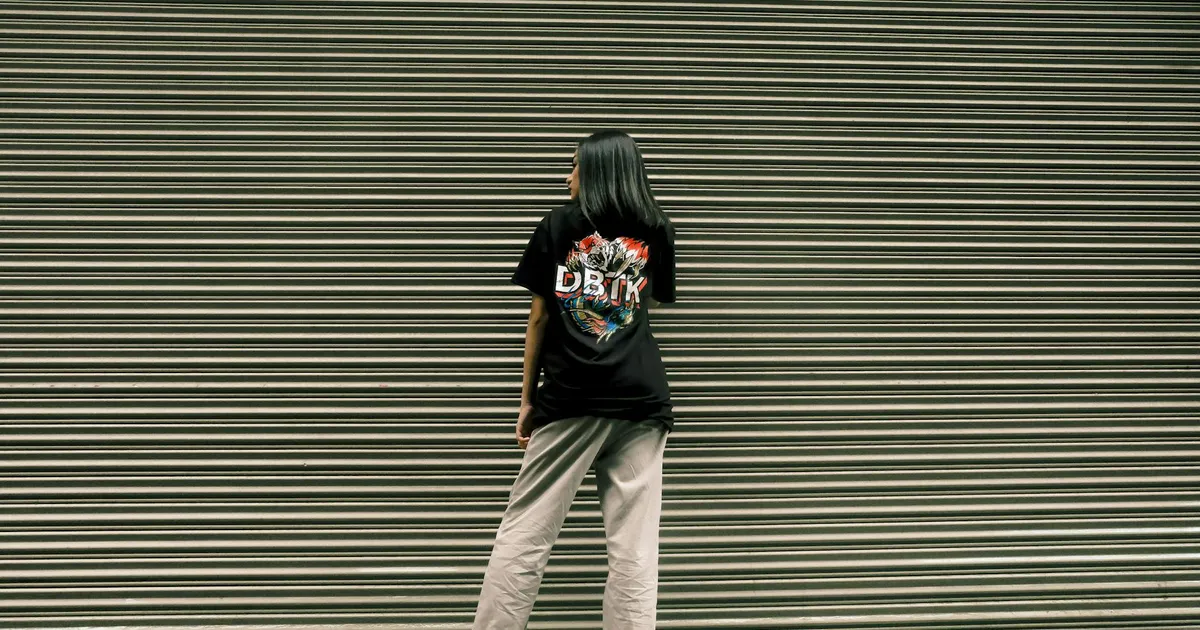 Ilustrasi artikel: Panduan Lengkap Sablon Plastisol Kaos Hitam Murah di Bojonegoro