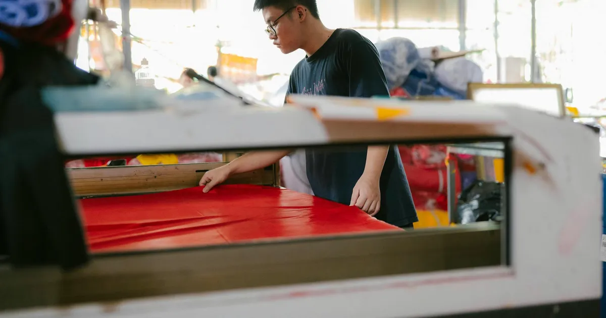 Ilustrasi artikel: Perbedaan Sablon DTF dan Sablon Manual untuk Kaos: Panduan Lengkap