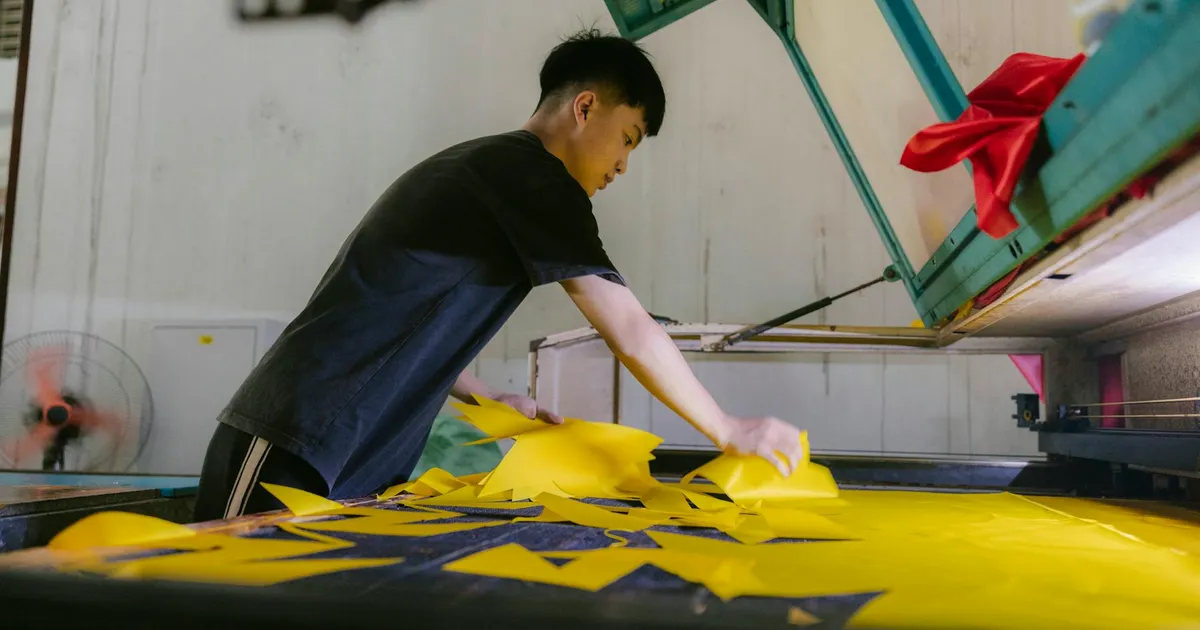 Ilustrasi artikel: Sablon Polyflex Cutting Kaos Komunitas Murah di Bojonegoro